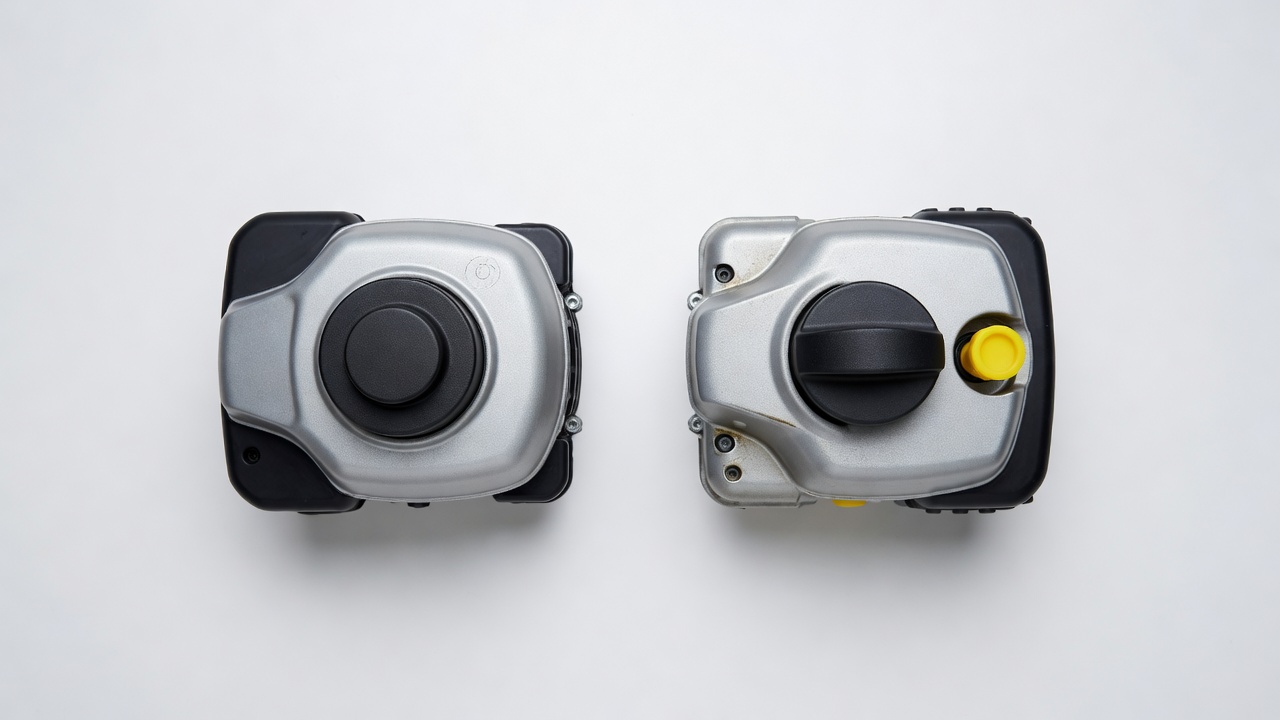 Comparison of a 2-stroke engine with one cap and a 4-stroke engine with a separate dipstick oil fill port