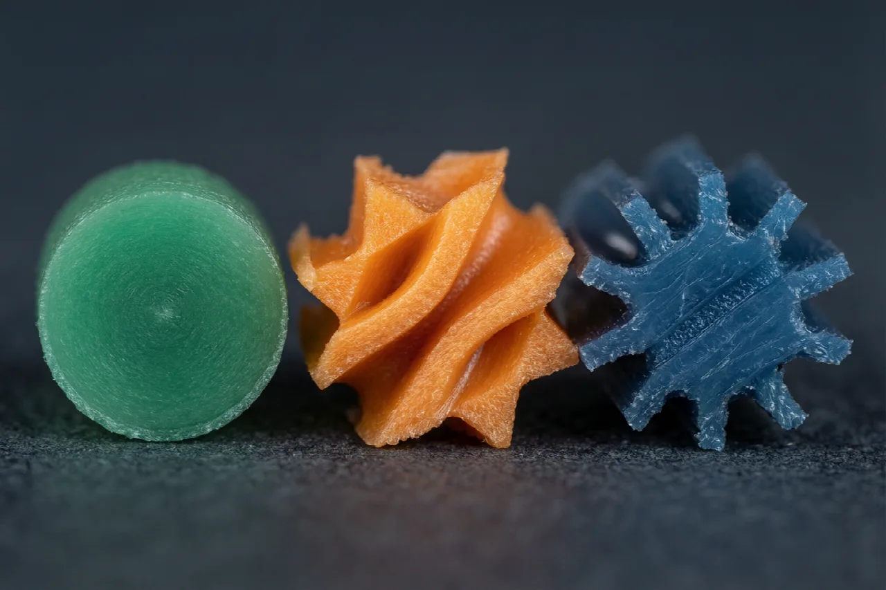 Cross-section views of round, twisted, and serrated trimmer line profiles.